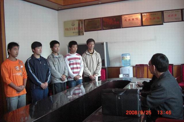 毕业学生参加就业面试